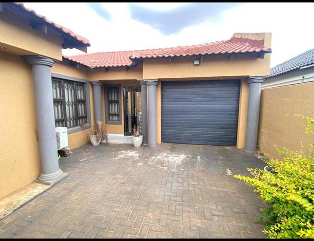 3 BEDROOM HOUSE FOR SALE IN PROTEA GLEN
